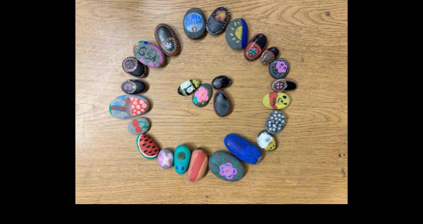 Rock painting at lunch time – ready for gifting!