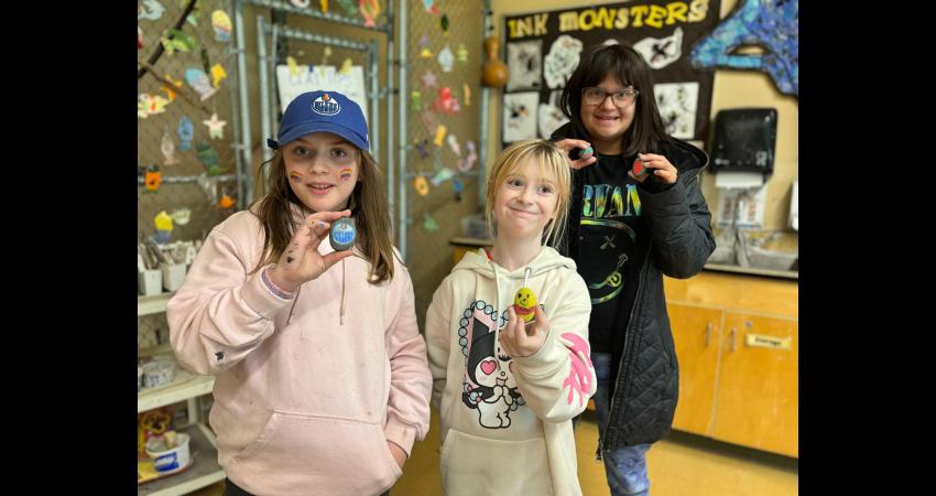 Rock painting at lunch time – ready for gifting!